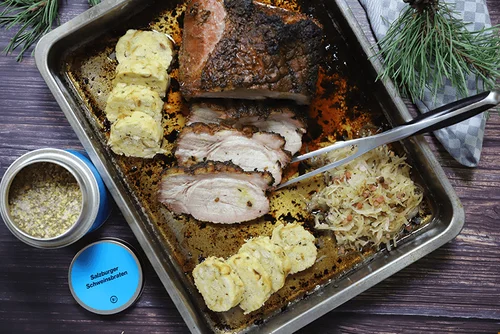 Gesmokter Schweinsbraten mit Serviettenknödel und warmen Krautsalat