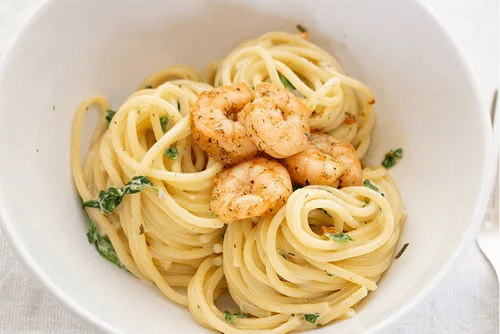 Spaghetti mit Kräuter-Scampi und Spinat